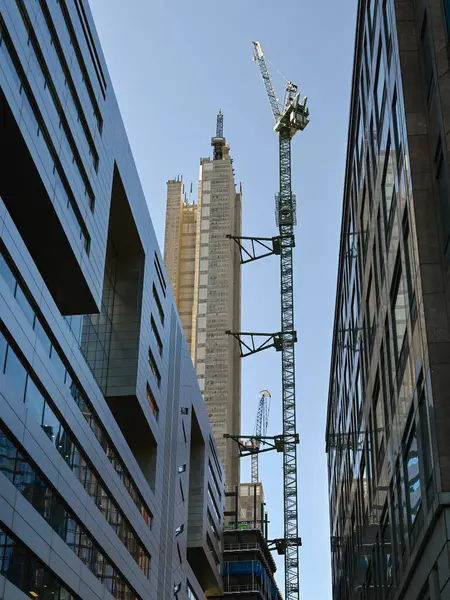 LONDON, İngiltere - 06 Nisan 2025: Londra şehrinde vinç ve inşaat halindeki yüksek bina