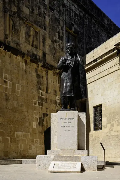 VALETTA, MALTA - 11 Nisan 2025: VALETTA, MALETTA - 11 Nisan 2025: Maltalı politikacı Paul Boffa 'nın Castille Meydanı' ndaki anısına dikilen heykel