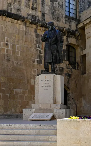 VALLETTA, MALTA - 11 Nisan 2025: Maltalı politikacı Paul Boffa 'nın Castille Meydanı' ndaki anısına dikilen heykel