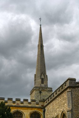 CAMBRIDGE, İngiltere - MAYIS 05, 2025: Kutsal Üçlemeci Kilisesi 'nin dış görünüşü ve Pazar Caddesi' ndeki çan kulesi