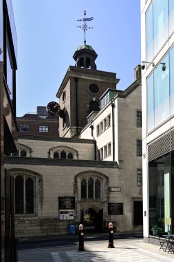 LONDON, İngiltere - 30 Nisan 2025: Londra 'daki Hart Caddesi' ndeki St Olave Kilisesi 'nin dışı