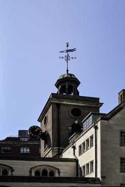 LONDON, İngiltere - 30 Nisan 2025: Londra 'da Hart Caddesi' ndeki St Olave Kilisesi 'nin kulesi