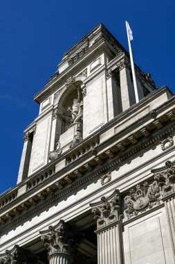 LONDON, İngiltere - 30 Nisan 2025: 10 Trinity Meydanı 'nın dış görünümü (Eski Londra Liman Karargahı) ve şu anda Four Seasons Hotel olan Yaşlı Baba Thames' in heykeli 