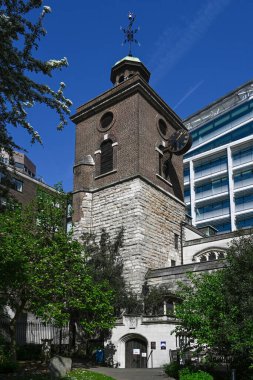 LONDON, İngiltere - 30 Nisan 2025: St Olave Kilisesi Hart Caddesi Kulesi