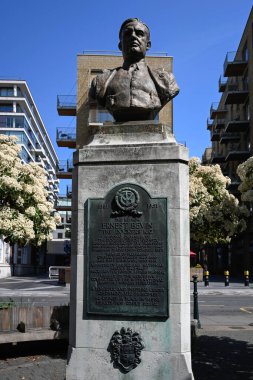 LONDON, İngiltere - 30 Nisan 2025: Southwark 'taki küçük Kraliçe Elizabeth Gardens' ta siyasetçi Ernest Bevin 'i anma büstü