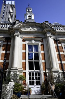 LONDON, İngiltere - 30 Nisan 2025: Southwark 'taki LaLiT Hotel' in mimari detayları, eski adıyla St Olave Okulu