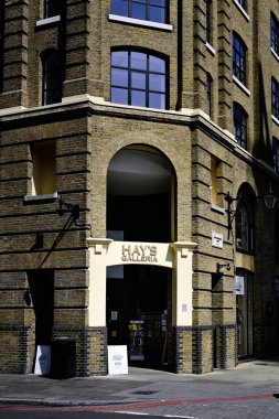 LONDON, İngiltere - 30 Nisan 2025: Southwark 'taki Hays Galleria alışveriş merkezine giriş