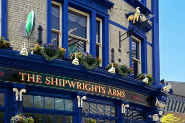 LONDON, İngiltere - 30 Nisan 2025: Tooley Caddesi, Southwark 'taki Shipwrights Arms barının önünde imza at