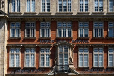 LONDON UK - 30 Nisan 2025: Londra Köprüsü Hastanesinin ön cephesi