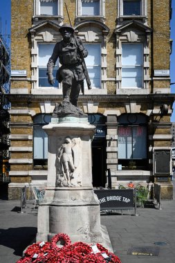 LONDON UK - 30 Nisan 2025: St Saviour 's bronz heykel Savaş Anıtı (Philip Lindsey Clarke) Borough High Street, Southwark