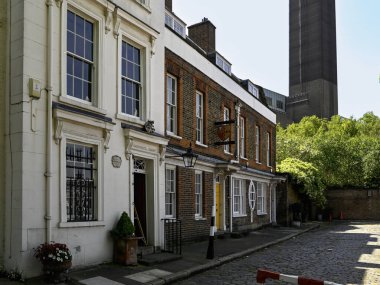 LONDON UK - 30 Nisan 2025: Bankside Cardinals Wharf 'taki Gürcü teras evleri