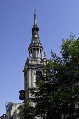 LONDON UK - 30 Nisan 2025: Londra 'nın Cheapside kentindeki St Mary-le-Bow Kilisesi
