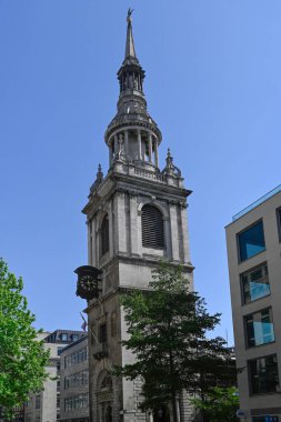 LONDON UK - 30 Nisan 2025: Londra 'nın Cheapside kentindeki St Mary-le-Bow Kilisesi
