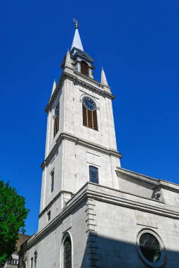 LONDON UK - 30 Nisan 2025: Londra 'daki Gresham Caddesi' ndeki Guildhall Yard 'daki St. Lawrence Yahudi Kilisesi' nin kulesi