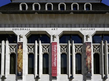LONDON UK - 30 Nisan 2025: Guildhall Sanat Galerisi 'nin önündeki tabelalar, Londra Şehri