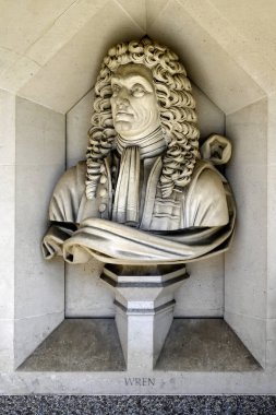 LONDON UK - 30 Nisan 2025: Guildhall Sanat Galerisi cephesinde Sir Christopher Wren 'in anma büstü