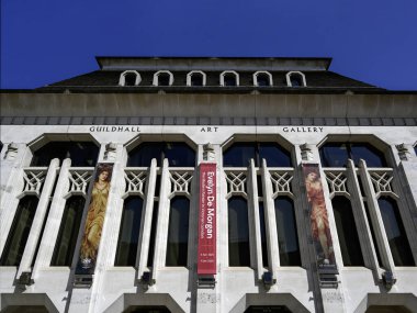 LONDON UK - 30 Nisan 2025: Guildhall Sanat Galerisi 'nin önündeki tabelalar, Londra Şehri