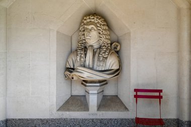LONDON UK - 30 Nisan 2025: Guildhall Sanat Galerisi cephesinde Sir Christopher Wren 'in anma büstü