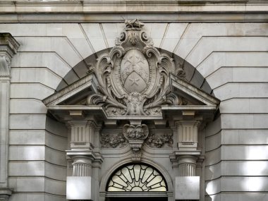 LONDON UK - 30 Nisan 2025: 90 Basinghall Caddesi, Londra Şehri 'nin dış kapısının üzerinde mimari ayrıntı