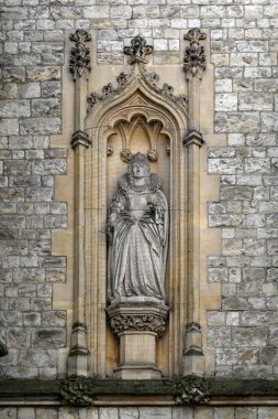 LONDON UK - 30 Nisan 2025: Londra şehrindeki Guildhall 'un dış tarafında Kraliçe I. Elizabeth' in heykeli