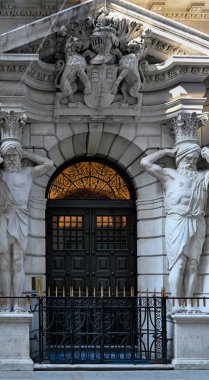 LONDON UK - 30 Nisan 2025: Londra 'nın Throgmorton Caddesi' ndeki Drapers Hall 'un giriş kapısı ve sloganı