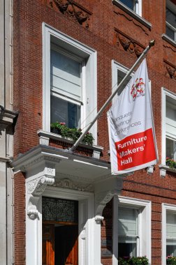 LONDON UK - 30 Nisan 2025: Londra 'nın Austin Friars kentindeki Mobilya Yapıcılar Salonu' nun dış kapısına imza atın