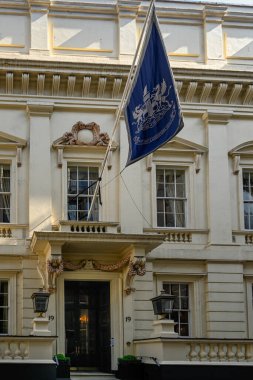 LONDON UK - 30 Nisan 2025: Londra City of London Club 'ın dışında Old Broad Street, Londra' da pankart ile