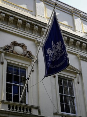 LONDON UK - 30 Nisan 2025 Londra 'nın Old Broad Caddesi' ndeki Londra Şehir Kulübü 'nün dış cephesini imzalayın.