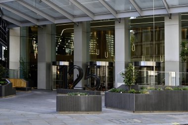 LONDON UK - 30 Nisan 2025: Londra 'daki 125 Old Broad Caddesi' ne Giriş (eski adıyla Borsa Kulesi)