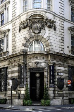 LONDON UK - 30 Nisan 2025: İp İğnesi Restoranı 'nın ve İp İğnesi Caddesi' ndeki barın dışı