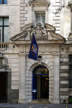 LONDON UK - 30 Nisan 2025: Threadneedle Caddesi ile Cornhill arasındaki Merchant Taylors Hall 'un dışı