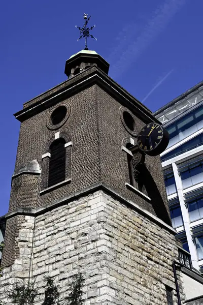 LONDON, İngiltere - 30 Nisan 2025: St Olave Kilisesi Hart Caddesi Kulesi