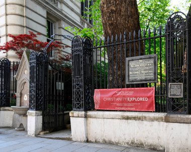 LONDON UK - 30 Nisan 2025: Londra 'daki St Martin' s Le-Grand 'deki Postacı Parkı' na Giriş