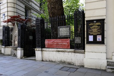 LONDON UK - 30 Nisan 2025: Londra 'daki St Martin' s Le-Grand 'deki Postacı Parkı' na Giriş