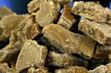 Bir gıda pazarındaki şekerleme tezgahında beyaz çikolatalı şekerlemeler.