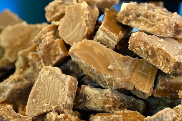 Bir gıda pazarındaki şekerleme tezgahında beyaz çikolatalı şekerlemeler.