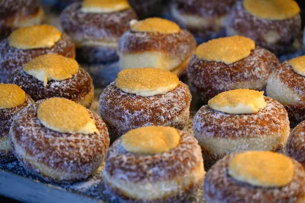 Yiyecek pazarındaki fırın tezgahının yakınına.