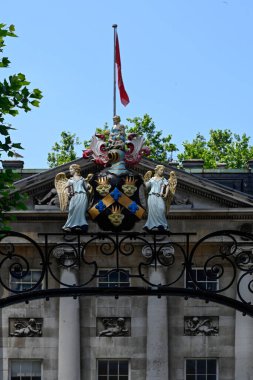 LONDON, İngiltere - 17 Mayıs 2025 Kings College Kampüsü 'nün bir parçası olan Men Hospital Coat of Arms