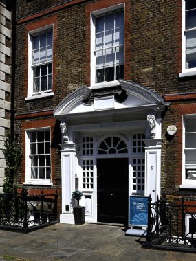 LONDON, İngiltere - 17 Mayıs 2025: St Thomas Caddesi 'ndeki Özel GP Klinik Doktorları Kliniği (Spire Healthcare tarafından işletilmektedir)