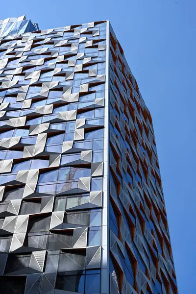 LONDON, İngiltere - 17 Mayıs 2025: Weston Caddesi ve St. Thomas Caddesi 'nin köşesindeki Londra Köprüsü öğrenci konaklama kulesinin dış görünümü