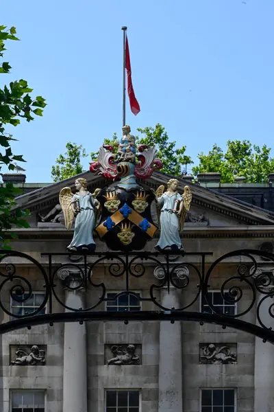 LONDON, İngiltere - 17 Mayıs 2025 Kings College Kampüsü 'nün bir parçası olan Men Hospital Coat of Arms