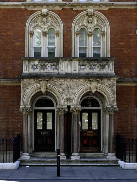 LONDON, İngiltere - 17 Mayıs 2025: St Thomas Caddesi, Southwark 'taki Keats House Özel Tıp Merkezi' ne giriş