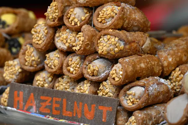 LONDON, İngiltere - 17 Mayıs 2025: Fındık Cannoli 'nin bir gıda pazarındaki pastanede yakın çekimi