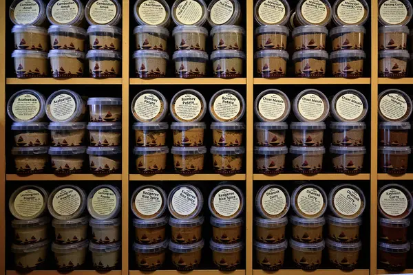 LONDON, İngiltere - 17 Mayıs 2025: Baharat Dağı baharatlarıyla etiketli bir gıda pazarında bir şarküteri tezgahı