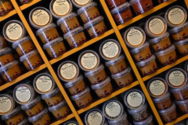 LONDON, İngiltere - 17 Mayıs 2025: Baharat Dağı baharatlarıyla etiketli bir gıda pazarında bir şarküteri tezgahı