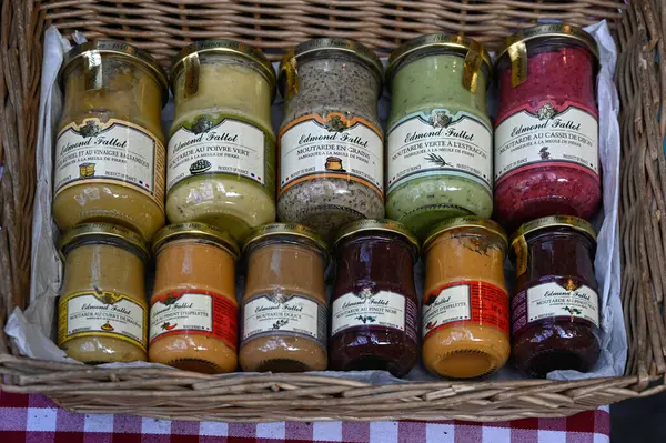 LONDON, İngiltere - 17 Mayıs 2025: Hardal da dahil olmak üzere bir gıda pazarındaki şarküteride bir sepet Edmond Fallot hardal sosu