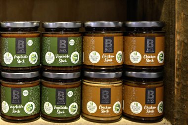 LONDON, İngiltere - 17 Mayıs 2025: Bay 's Kitchen Glüten ve Dairy ücretsiz sebze ve Tavuk stokları gıda pazarında bir şarküteride