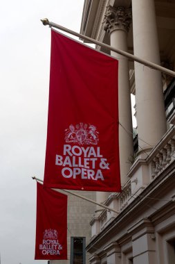 LONDON, İngiltere - 16 Kasım 2024: Bow Caddesi 'ndeki Kraliyet Bale ve Opera binasının önünde bayrak