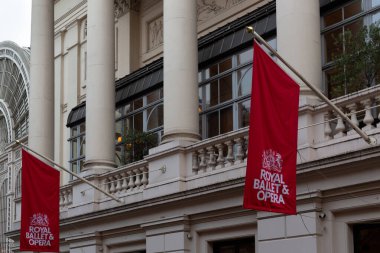 LONDON, İngiltere - 16 Kasım 2024: Bow Caddesi 'ndeki Kraliyet Bale ve Opera binasının önünde bayrak