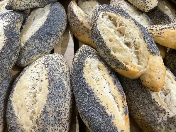 Yeni pişmiş haşhaşlanmış haşhaşlı ekmeklerin yakın çekimi.